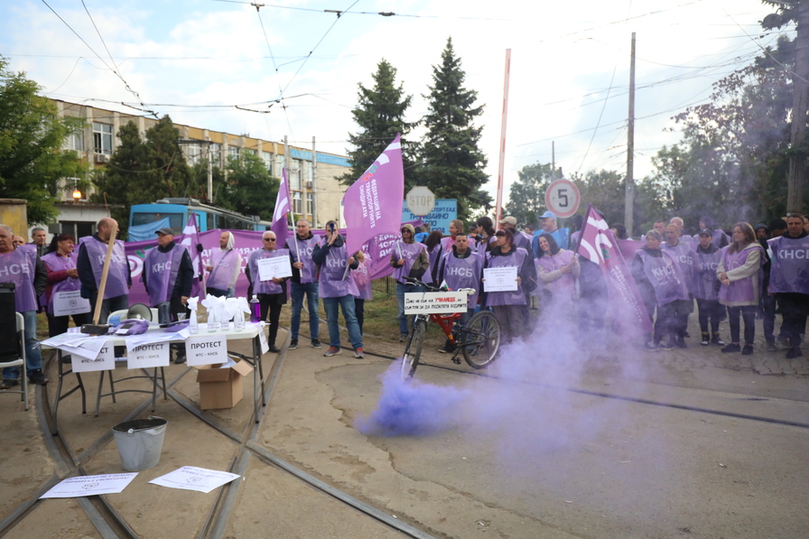 Протест спря движението на градския транспорт в София