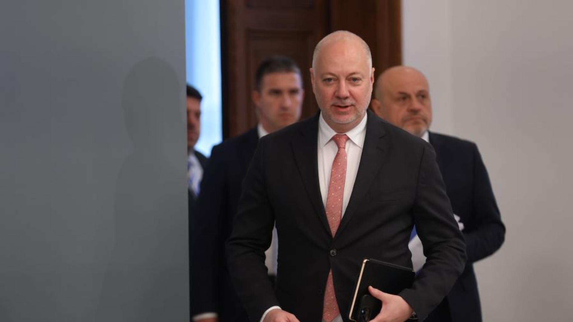 Вуправленската програма на правителство са включени 100 приоритета разпределени в