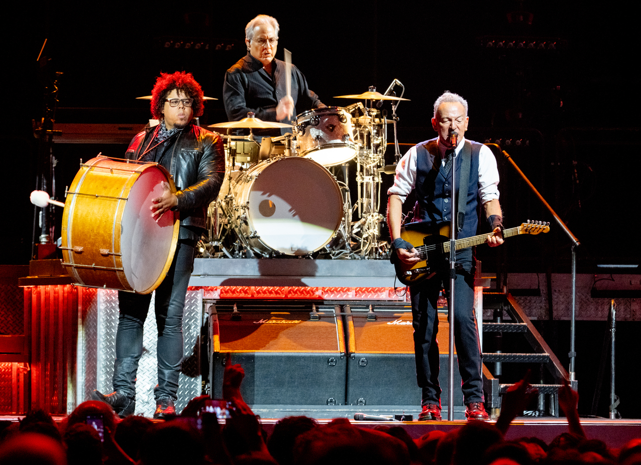 <p>Брус Спрингстийн в светлината на прожекторите в Англия.</p>