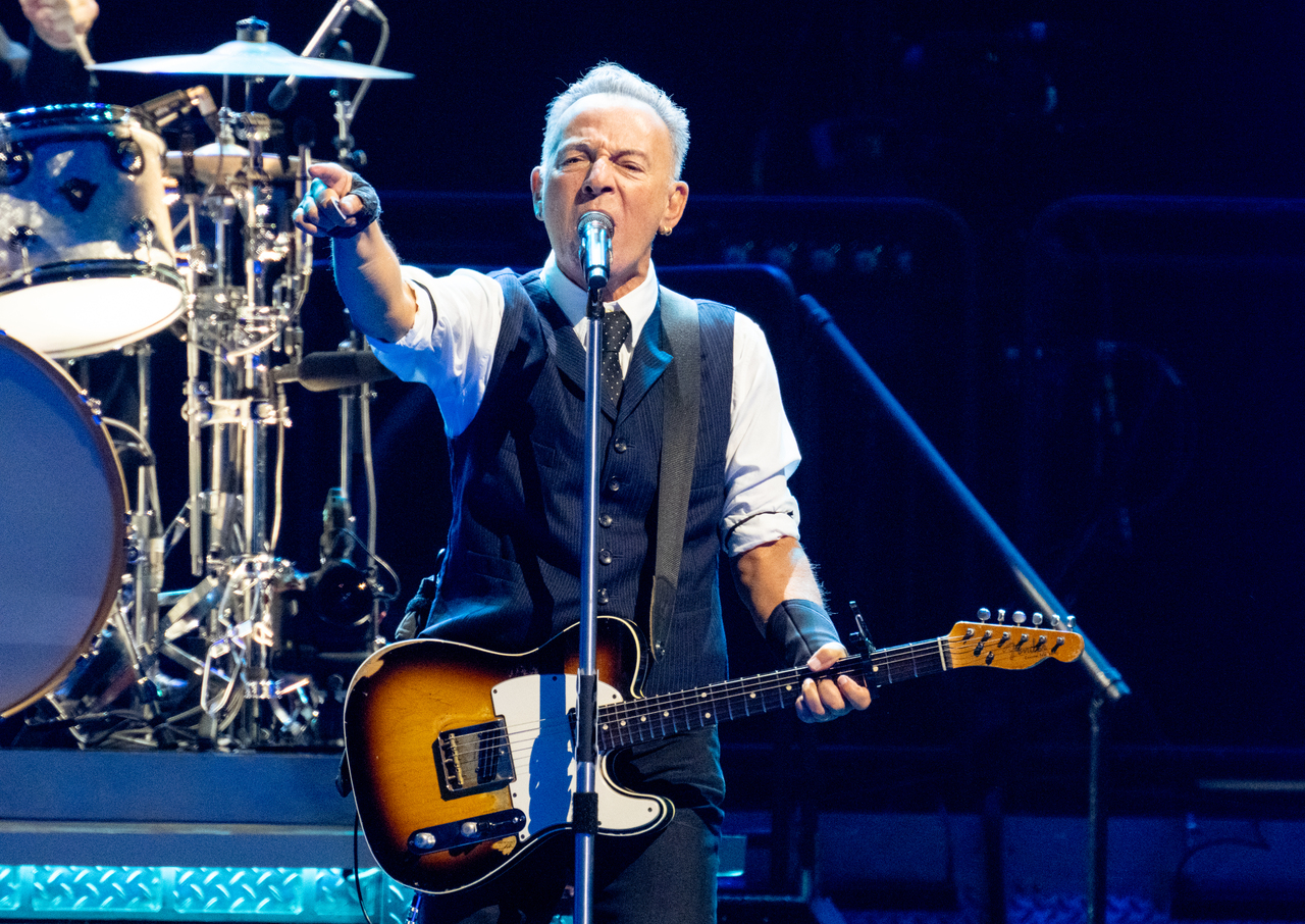 <p>Брус Спрингстийн в светлината на прожекторите в Англия.</p>