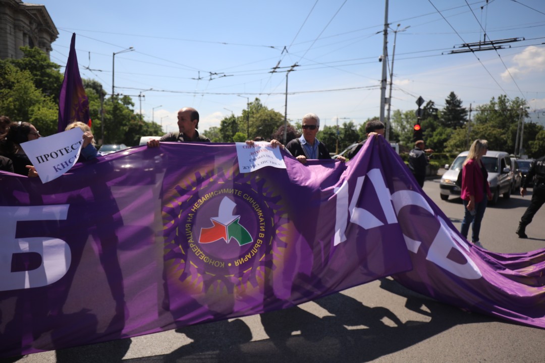 <p>Работещите в Българското национално радио, Българската национална телевизия и Българската телеграфна агенция излязоха на протест с искане за увеличение на заплатите от минимум 15%.</p>