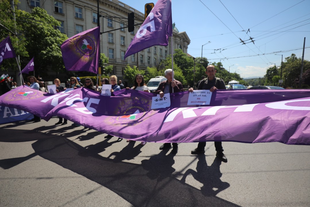 <p>Работещите в Българското национално радио, Българската национална телевизия и Българската телеграфна агенция излязоха на протест с искане за увеличение на заплатите от минимум 15%.</p>
