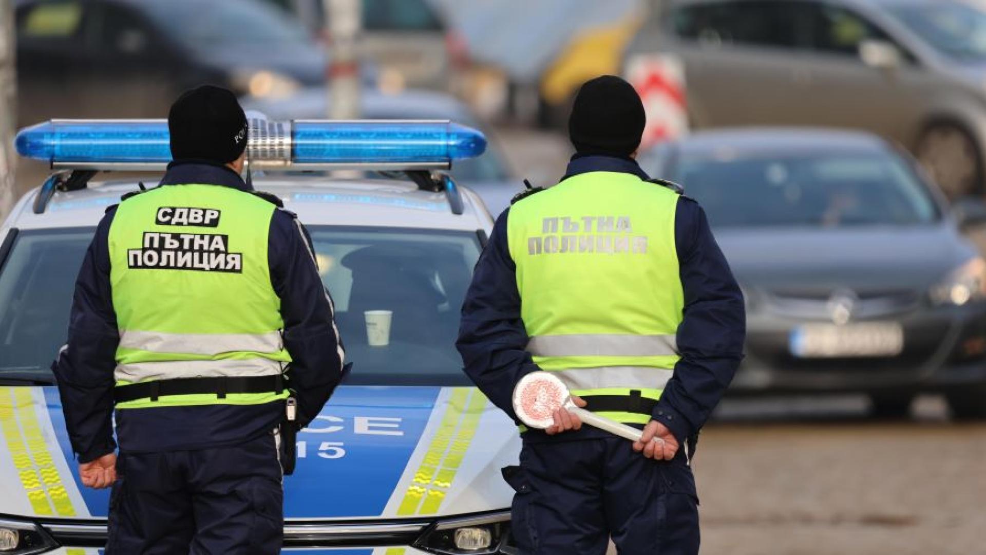 Двама служители от сектор Пътна полиция при Областната дирекция на