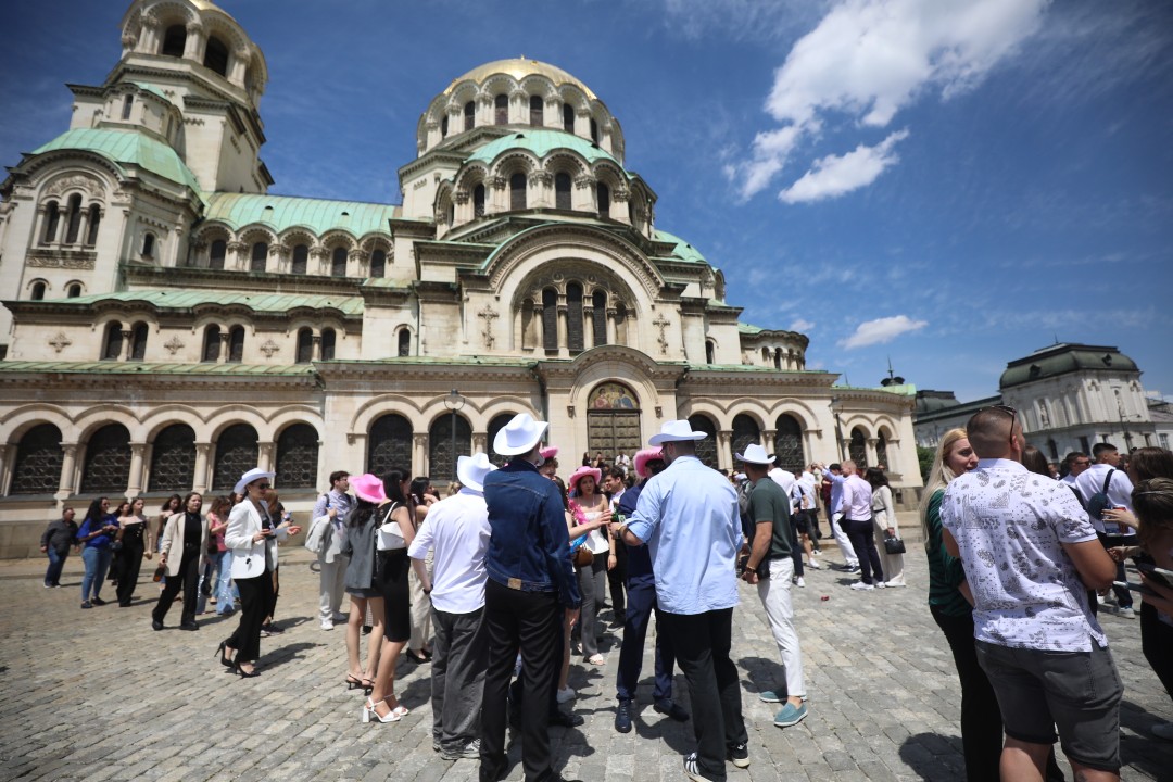<p>Първите абитуриенти за 2025 г. се събраха да празнуват пред Патриаршеската катедрала &quot;Св. Александър Невски&quot;.</p>
