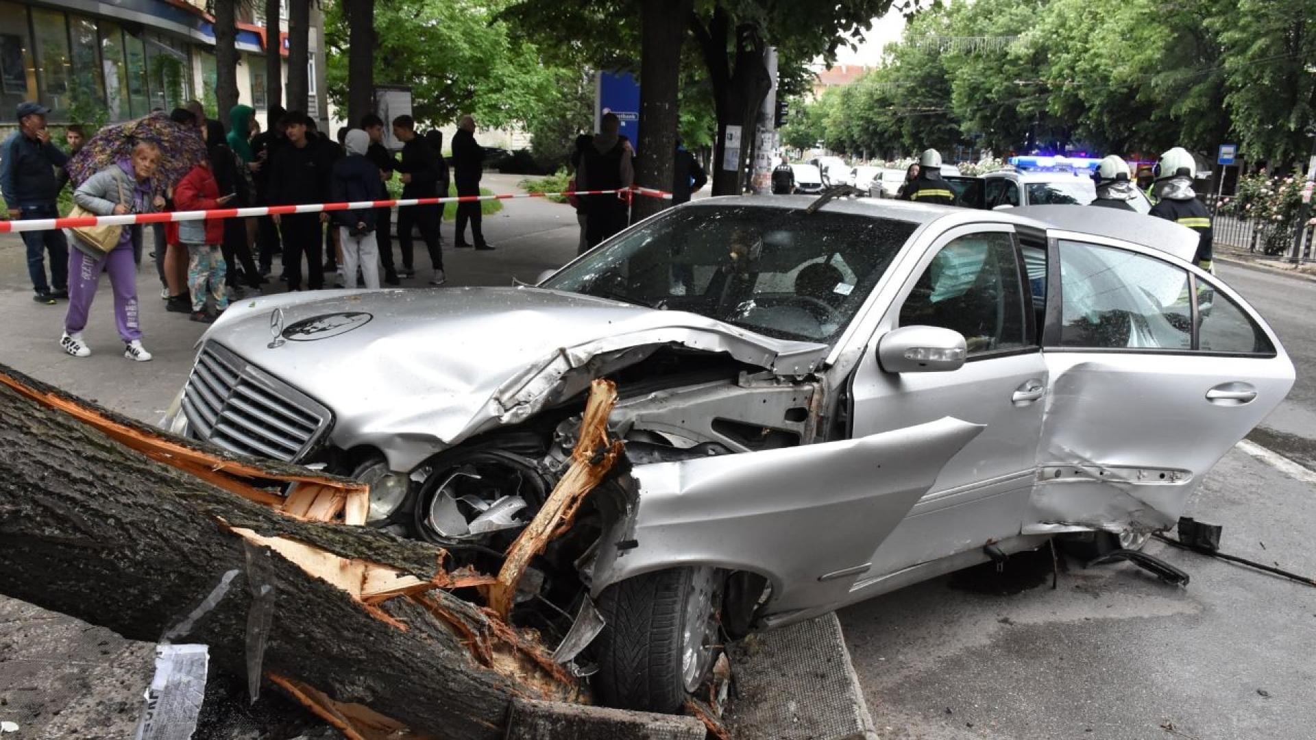 Лек автомобил излетя от пътното платно и се блъсна последователно