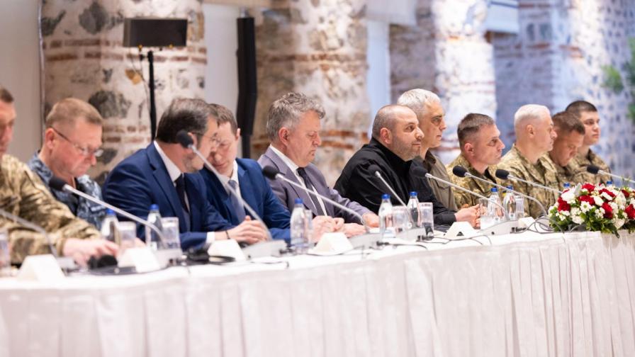 Членовете на украинската делегация на срещата с турския министър на външните работи Хакан Фидан и руската делегация в президентската канцелария в Истанбул