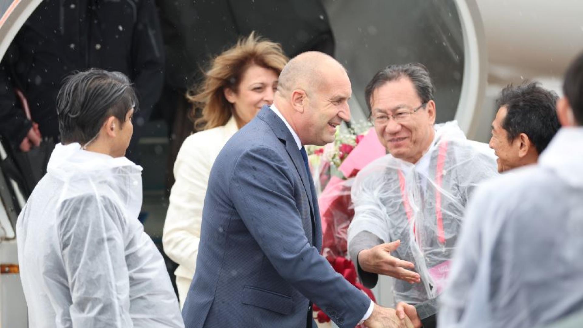 Държавният глава Румен Радев пристигна в Осака откъдето започва официалното