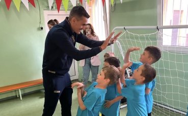 Халф на Левски зарадва таланти в детска градина (снимки)