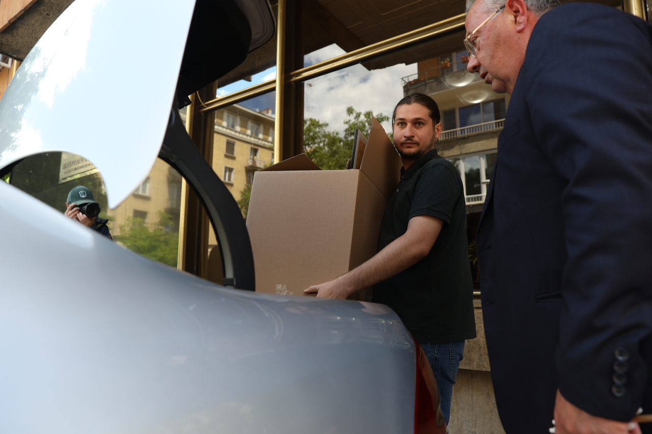 <p>Служители на областната управа запечатаха централата на ДПС &ndash; Централен съвет на столичния бул. &quot;Александър Стамболийски&quot; 45А.</p>