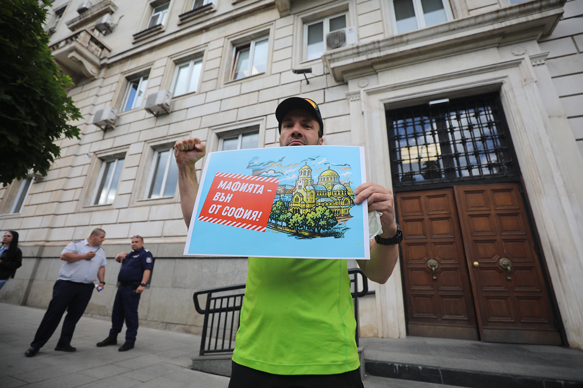 <p>Няколко хиляди граждани се събраха пред Столична община на протест в подкрепа на кмета на София Васил Терзиев. Впоследствие демонстрацията премина в шествие, което достигна до Президентството.</p>