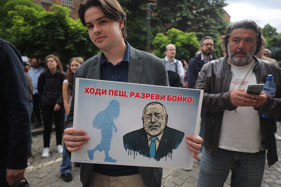<p>Няколко хиляди граждани се събраха пред Столична община на протест в подкрепа на кмета на София Васил Терзиев. Впоследствие демонстрацията премина в шествие, което достигна до Президентството.</p>