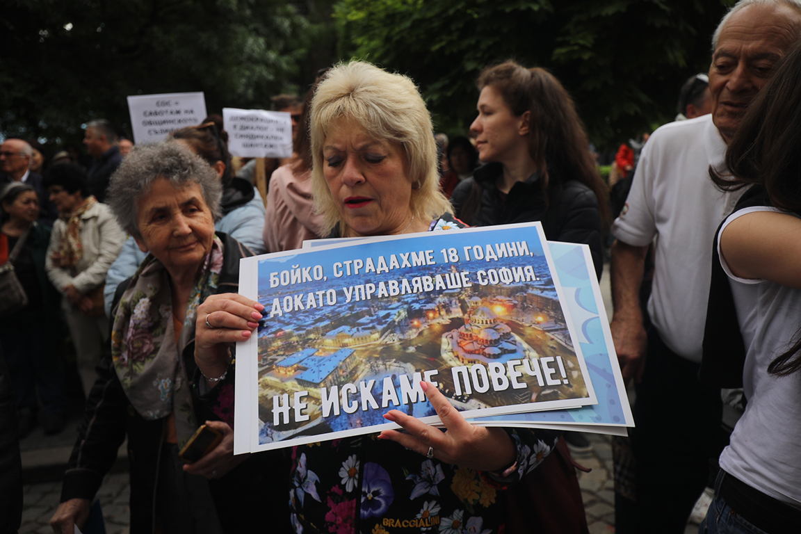 <p>Няколко хиляди граждани се събраха пред Столична община на протест в подкрепа на кмета на София Васил Терзиев. Впоследствие демонстрацията премина в шествие, което достигна до Президентството.</p>