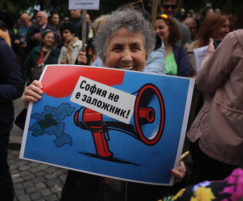 <p>Няколко хиляди граждани се събраха пред Столична община на протест в подкрепа на кмета на София Васил Терзиев. Впоследствие демонстрацията премина в шествие, което достигна до Президентството.</p>