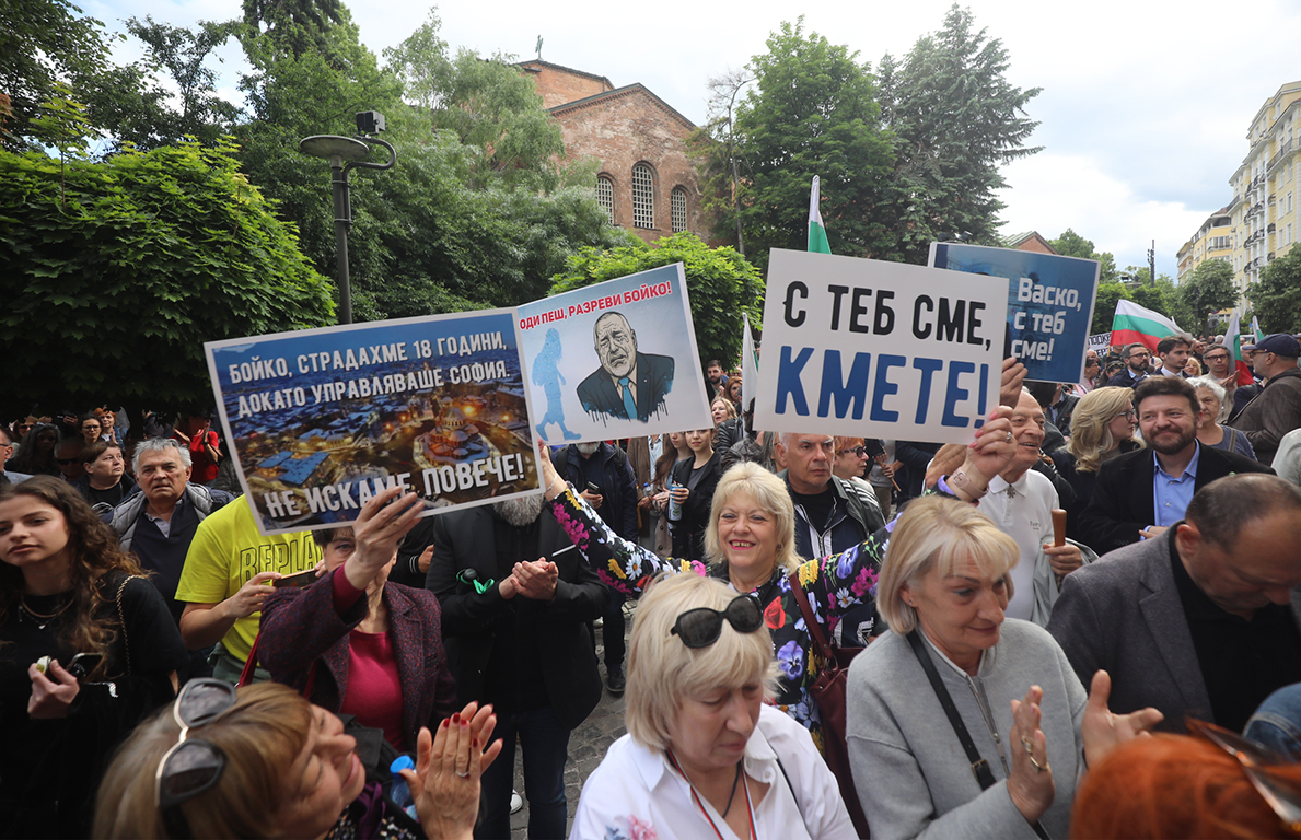 <p>Няколко хиляди граждани се събраха пред Столична община на протест в подкрепа на кмета на София Васил Терзиев. Впоследствие демонстрацията премина в шествие, което достигна до Президентството.</p>