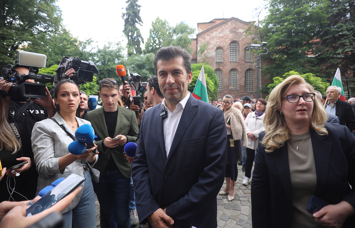 <p>Няколко хиляди граждани се събраха пред Столична община на протест в подкрепа на кмета на София Васил Терзиев. Впоследствие демонстрацията премина в шествие, което достигна до Президентството.</p>