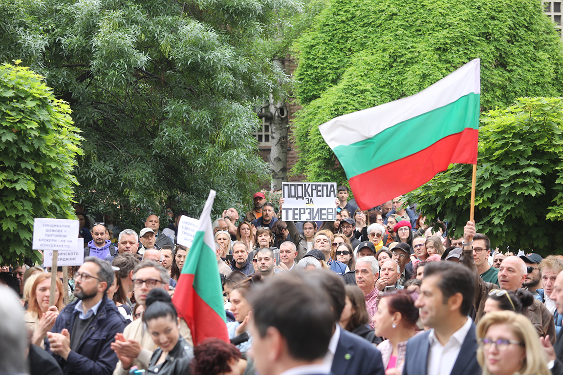 <p>Няколко хиляди граждани се събраха пред Столична община на протест в подкрепа на кмета на София Васил Терзиев. Впоследствие демонстрацията премина в шествие, което достигна до Президентството.</p>