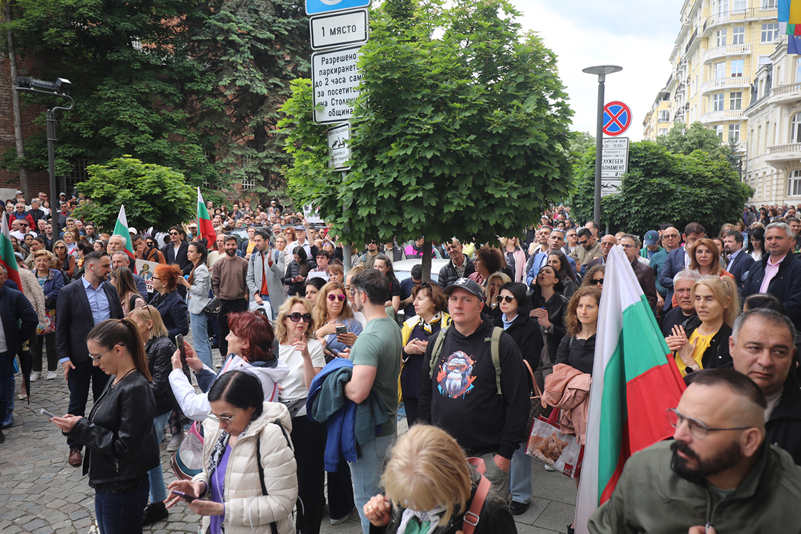 <p>Няколко хиляди граждани се събраха пред Столична община на протест в подкрепа на кмета на София Васил Терзиев. Впоследствие демонстрацията премина в шествие, което достигна до Президентството.</p>