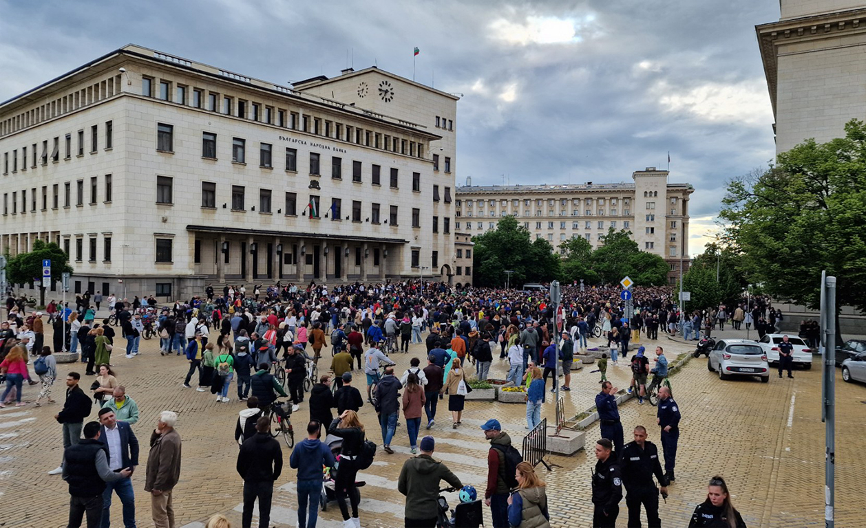 <p>Няколко хиляди граждани се събраха пред Столична община на протест в подкрепа на кмета на София Васил Терзиев. Впоследствие демонстрацията премина в шествие, което достигна до Президентството.</p>
