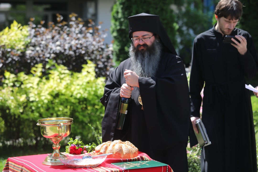 <p>С откриването на специален паметник в София беше отдадена почит на служителите на спешната болница &bdquo;Пирогов&ldquo;, посветили живота си на другите преди, по време и след пандемията от COVID-19.</p>