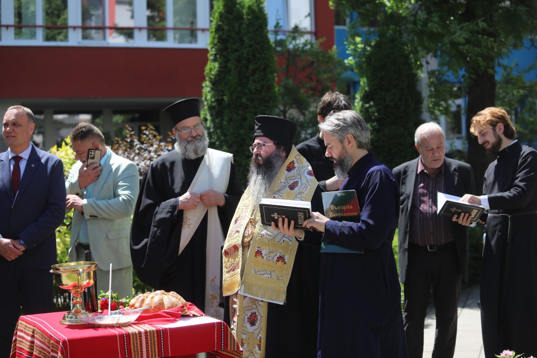 <p>С откриването на специален паметник в София беше отдадена почит на служителите на спешната болница &bdquo;Пирогов&ldquo;, посветили живота си на другите преди, по време и след пандемията от COVID-19.</p>