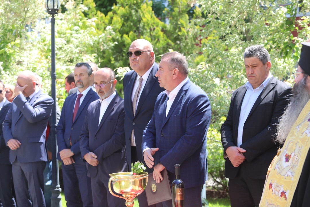 <p>С откриването на специален паметник в София беше отдадена почит на служителите на спешната болница &bdquo;Пирогов&ldquo;, посветили живота си на другите преди, по време и след пандемията от COVID-19.</p>