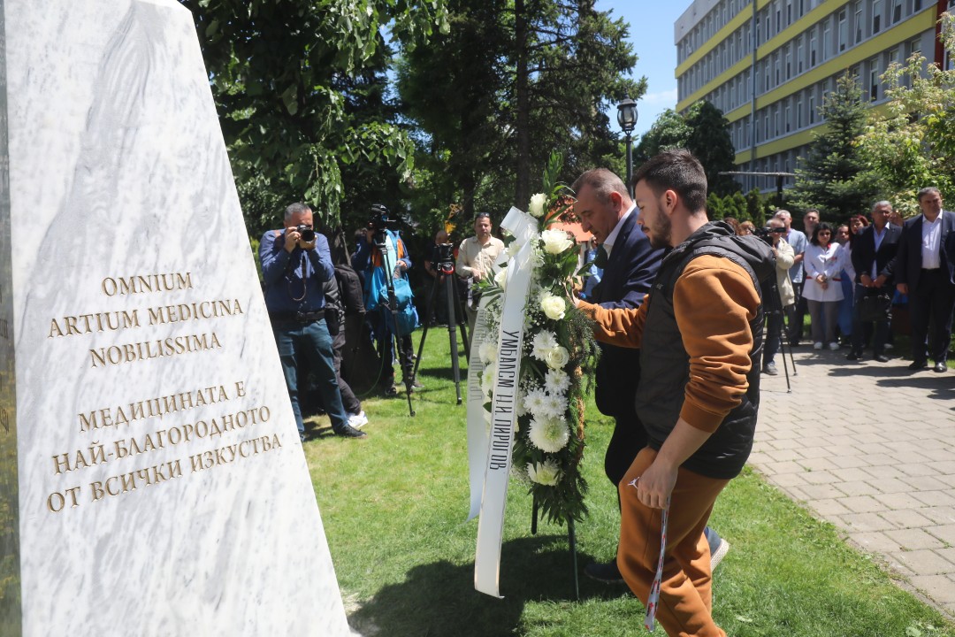 <p>С откриването на специален паметник в София беше отдадена почит на служителите на спешната болница &bdquo;Пирогов&ldquo;, посветили живота си на другите преди, по време и след пандемията от COVID-19.</p>