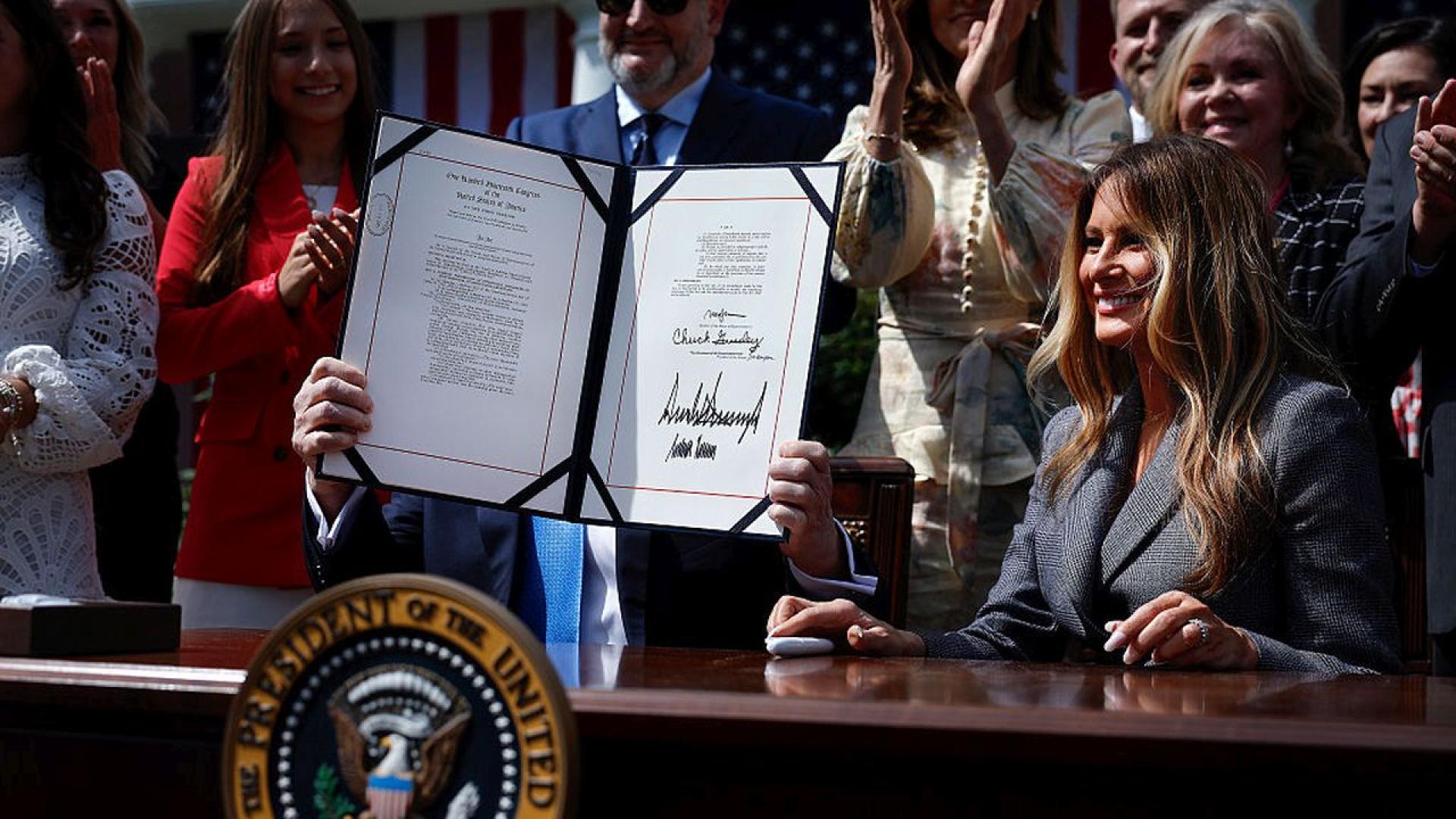 Първата дама Мелания Тръмп застана редом до президента Доналд Тръмп