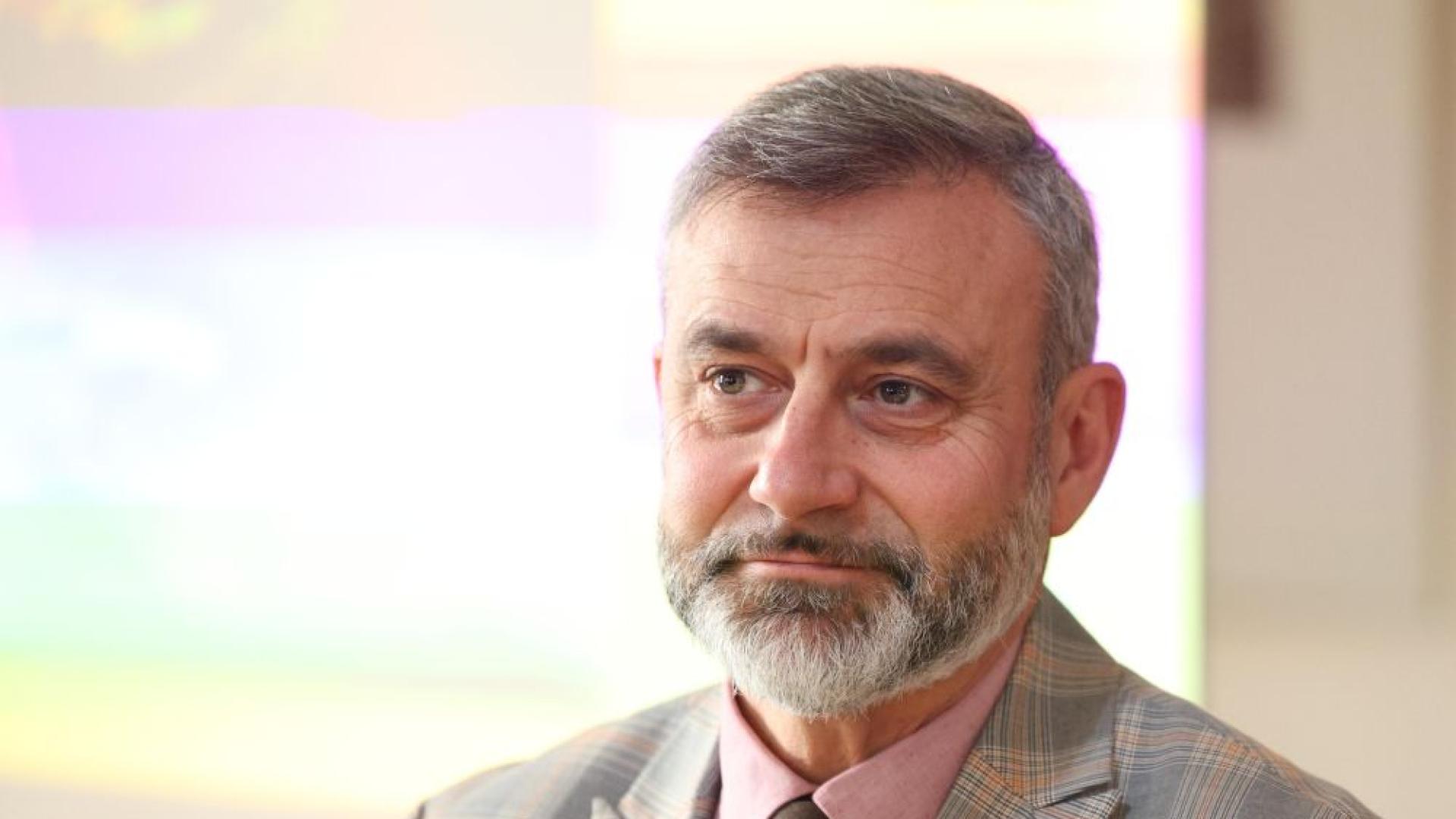 След осем месеца като заместник министър на културата Калин Вельов обяви