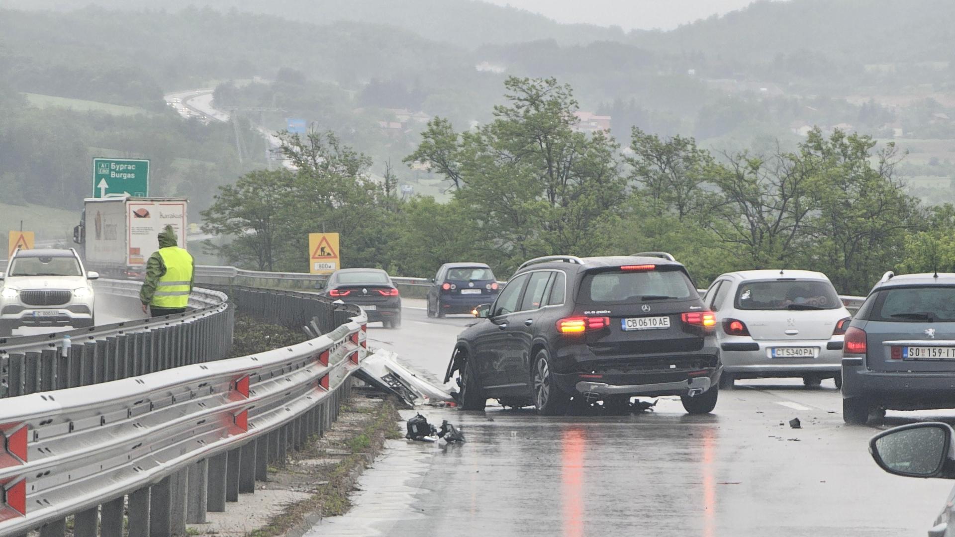 Катастрофа между два автомобила на магистрала Тракия посока Бургас в