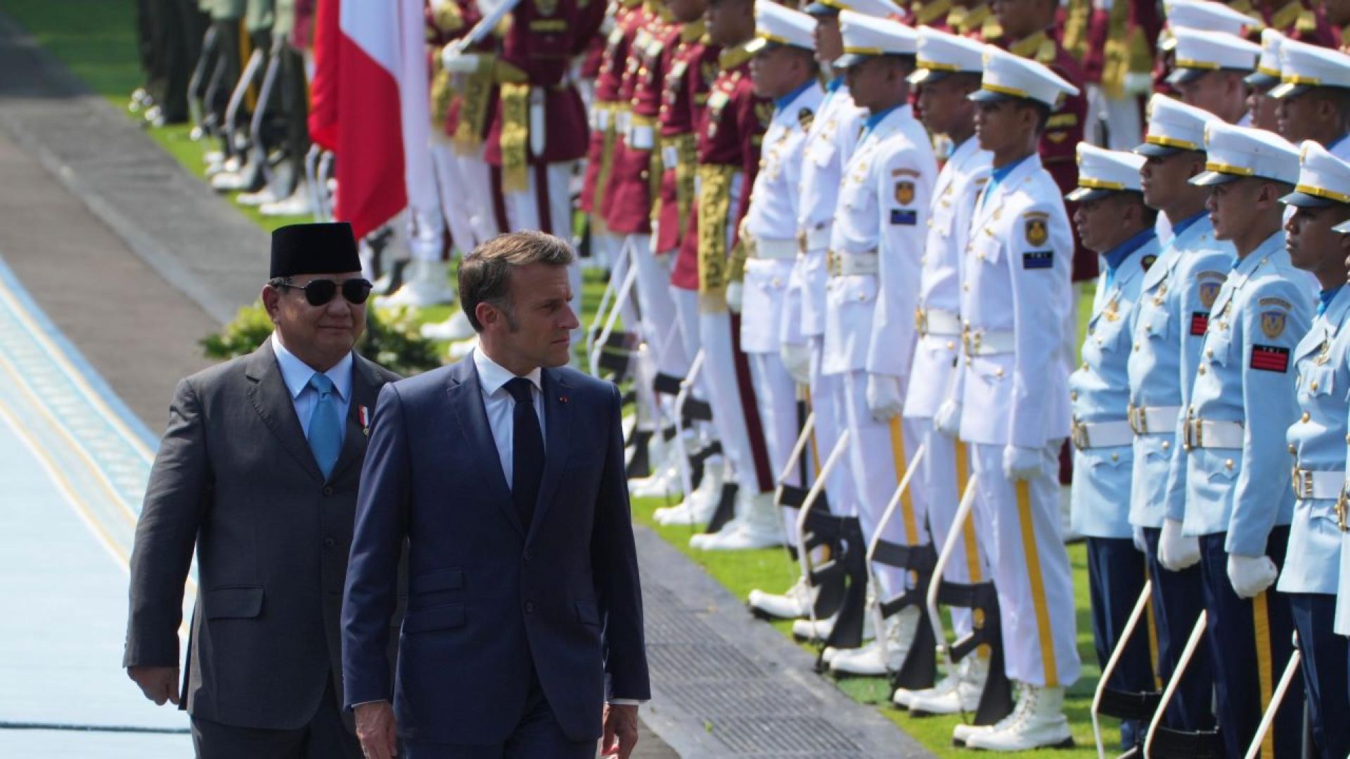 Френският президент Еманюел Макрон бе приет с военни почести от