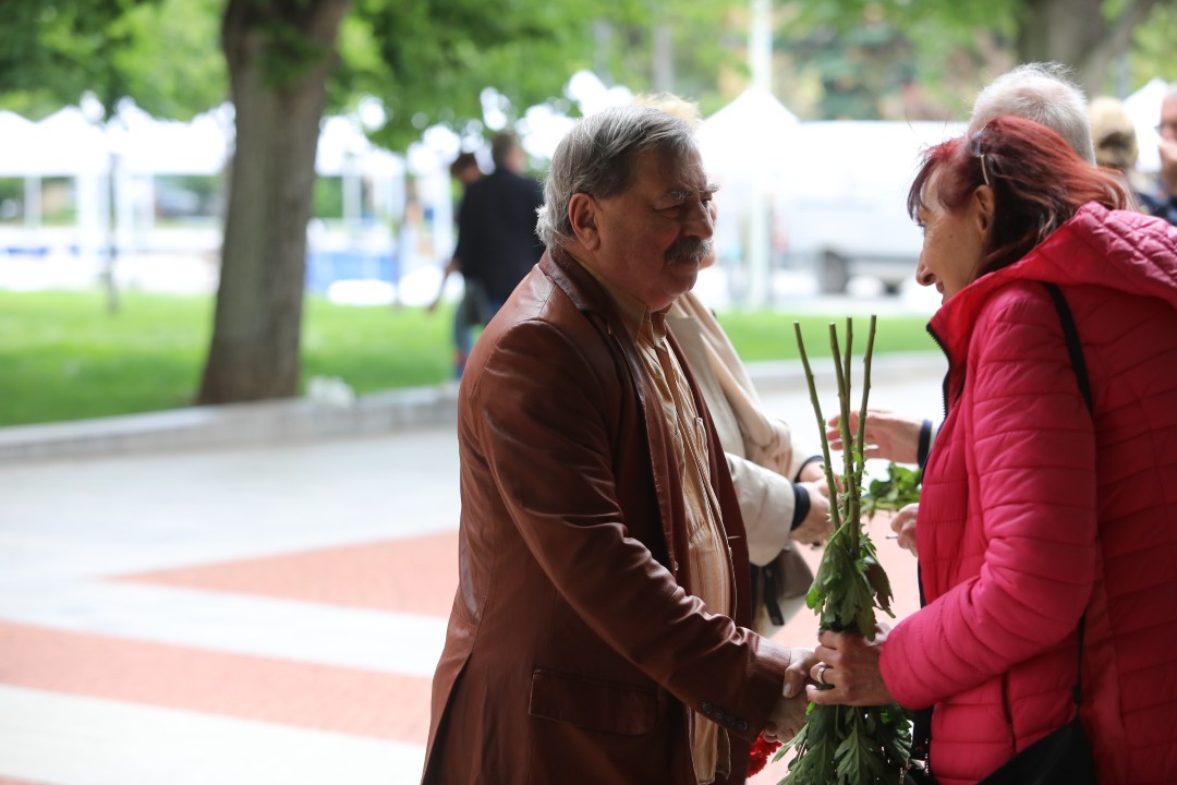 <p>Близки и приятели изпращат журналиста Красимир Ганев в последния му път.Красимир Ганев посвети живота си на телевизионната журналистика и остава в паметта на зрителите главно като водещ и редактор на предаването &quot;Отзвук&quot;.</p>