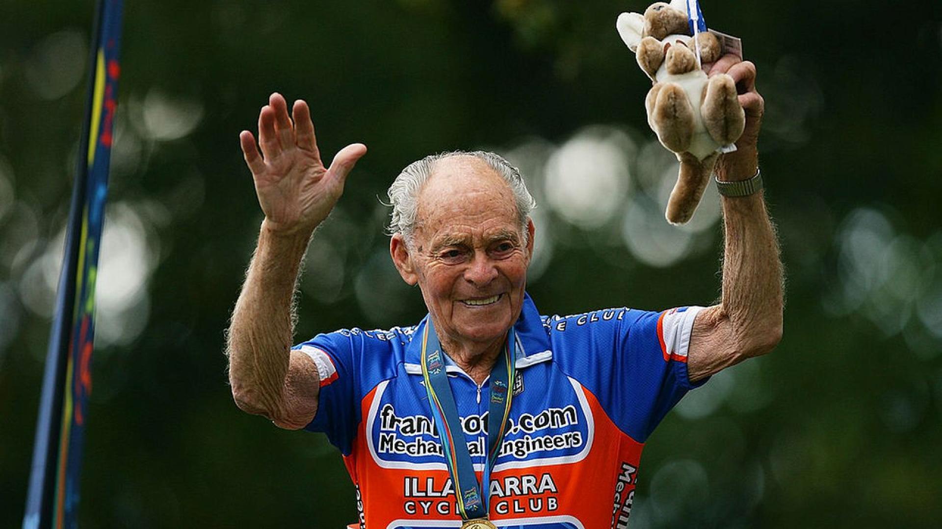 Денят на 105 годишния тайландски атлет Саванг Джанпрам започва още в