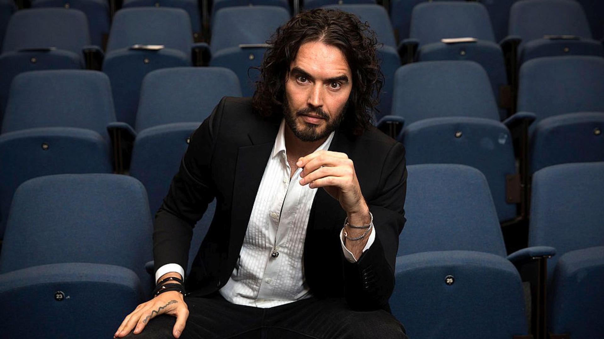 Британският комик и актьор Ръсел Бранд отрече пет обвинения в