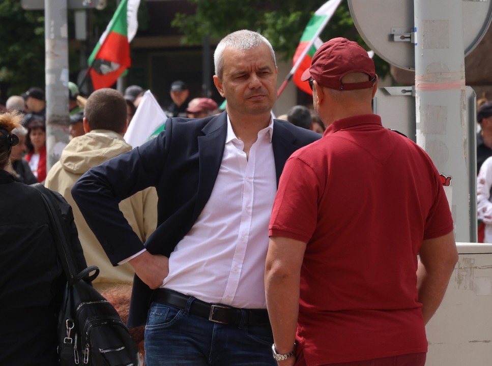 <p>Граждани се събраха днес в района на Ларгото в София на протест в защита на българския лев и против приемането на еврото.</p>