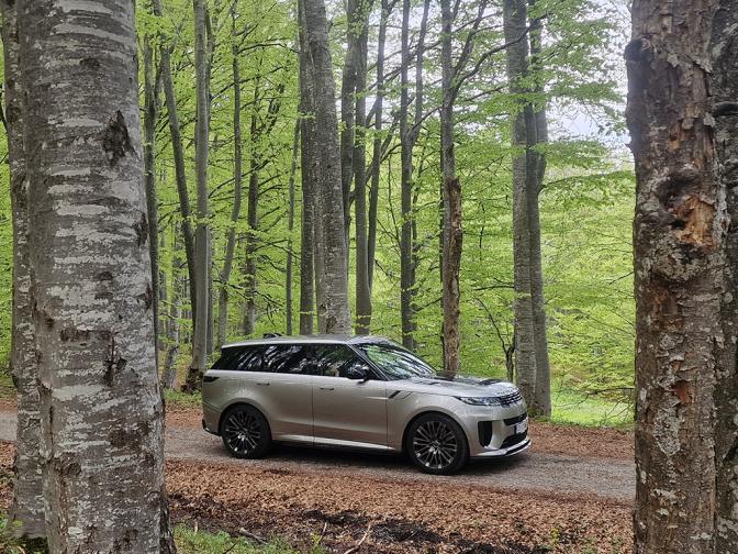 Range Rover Sport SV галерия