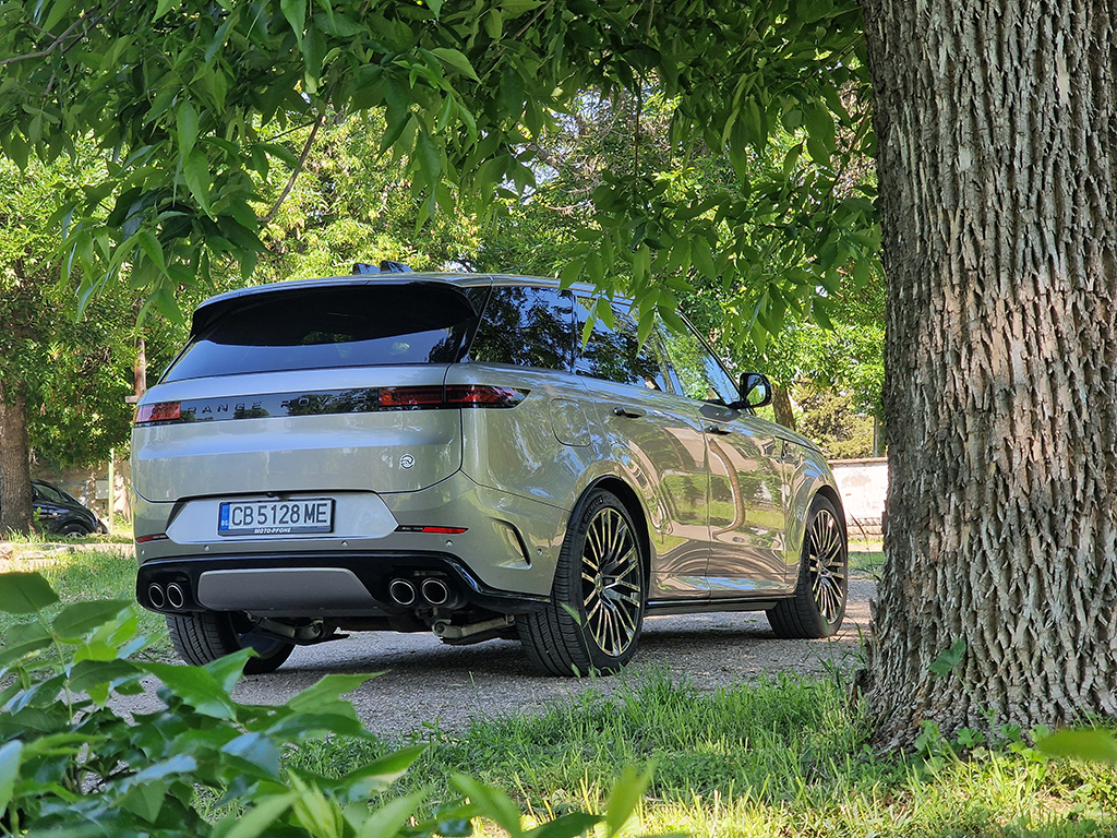 Edition One идва с щедро количество карбон, гигантски джанти, чист V-осмак от BMW, може би най-доброто окачване в сегмента и цена, от която дори и най-широко скроените клиенти може да се изчервят