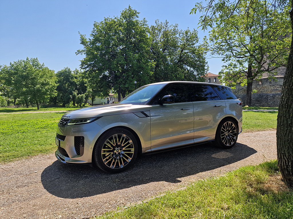 Edition One идва с щедро количество карбон, гигантски джанти, чист V-осмак от BMW, може би най-доброто окачване в сегмента и цена, от която дори и най-широко скроените клиенти може да се изчервят