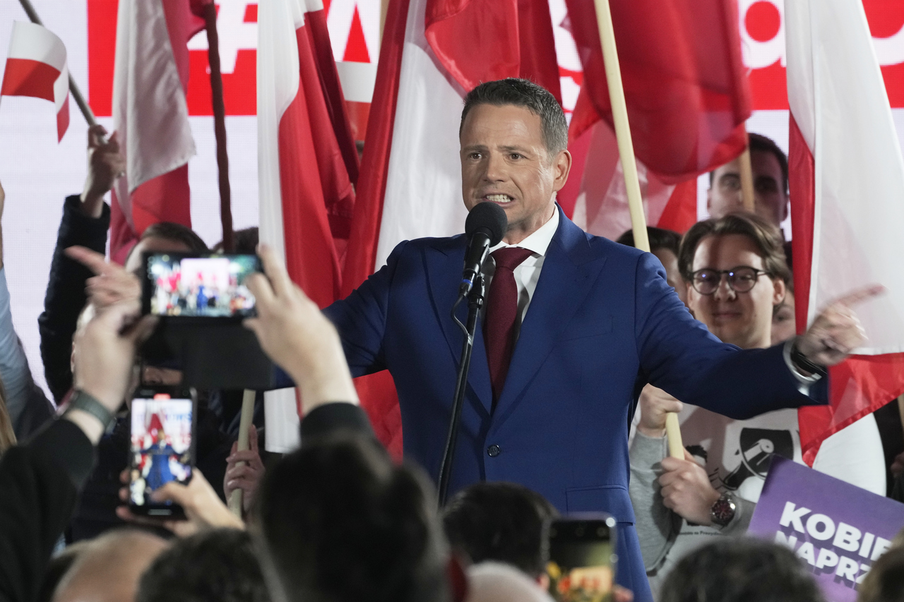 <p>Кандидатът, подкрепен от най-голямата опозиционна националистическа партия в Полша &ndash; &bdquo;Право и справедливост&ldquo; (ПиС), Карол Навроцки печели произведения вчера втори тур на президентските избори в страната, съобщиха Асошиейтед прес и Ройтерс. Централната избирателна комисия на Полша публикува на своя уебсайт, че всички гласове са преброени, информира Ройтерс.</p>