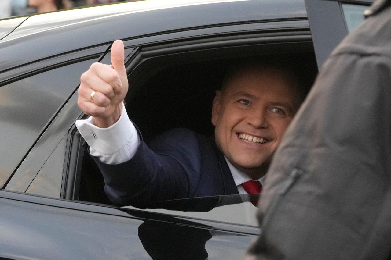 <p>Кандидатът, подкрепен от най-голямата опозиционна националистическа партия в Полша &ndash; &bdquo;Право и справедливост&ldquo; (ПиС), Карол Навроцки печели произведения вчера втори тур на президентските избори в страната, съобщиха Асошиейтед прес и Ройтерс. Централната избирателна комисия на Полша публикува на своя уебсайт, че всички гласове са преброени, информира Ройтерс.</p>