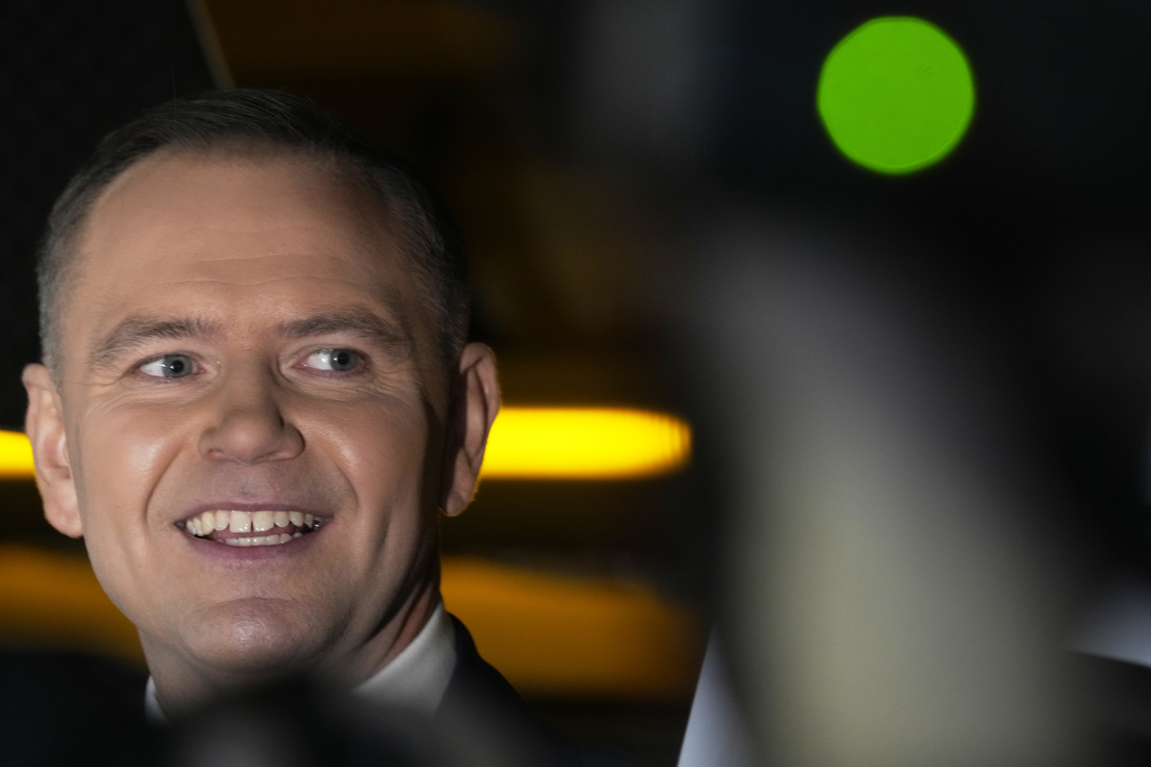 <p>Кандидатът, подкрепен от най-голямата опозиционна националистическа партия в Полша &ndash; &bdquo;Право и справедливост&ldquo; (ПиС), Карол Навроцки печели произведения вчера втори тур на президентските избори в страната, съобщиха Асошиейтед прес и Ройтерс. Централната избирателна комисия на Полша публикува на своя уебсайт, че всички гласове са преброени, информира Ройтерс.</p>