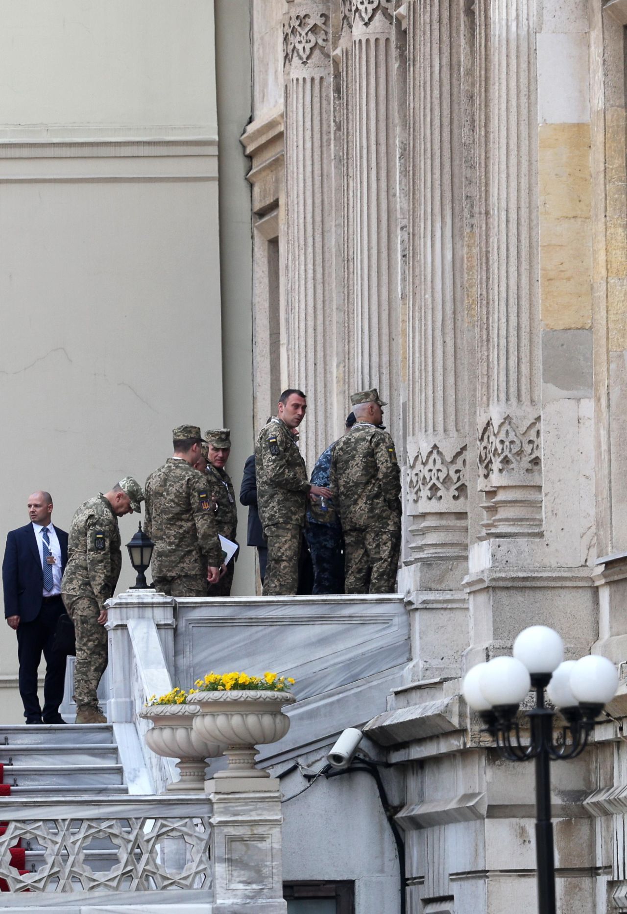 <p>Украинската делегация е водена от военния министър Рустем Умеров. Начело на руската делегация, както и при предишния кръг преговори, е Владимир Медински - съветник на руския президент Владимир Путин</p>