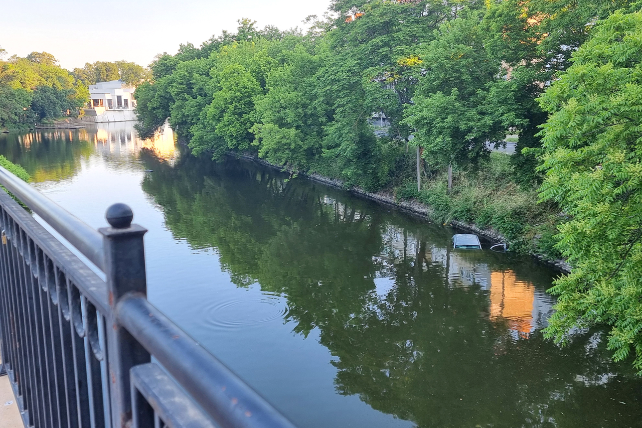 <p>Шофьор падна с колата си в Тунджа.</p>