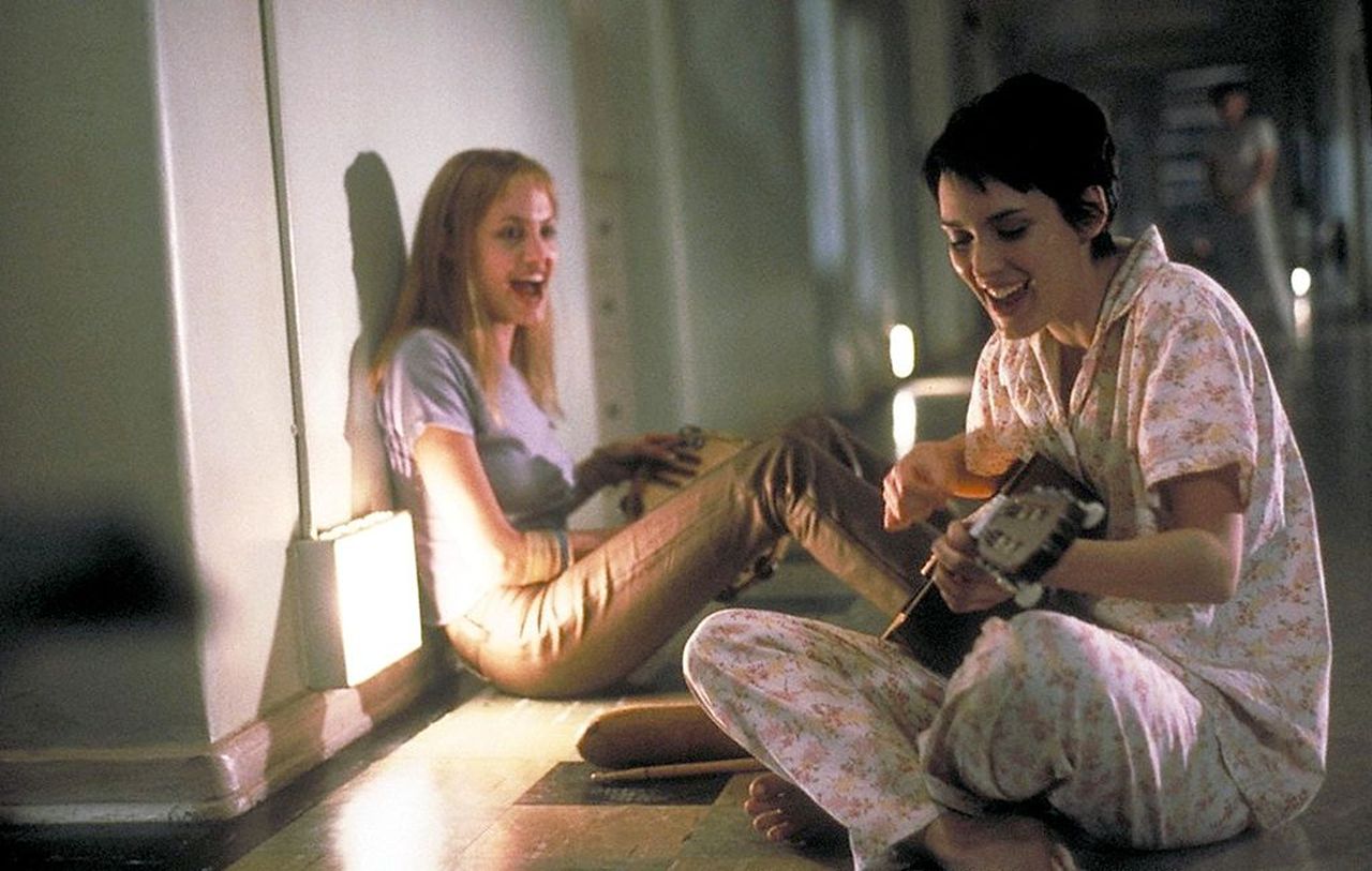 <p>През 1999 г. Джоли участва в<em> &quot;Pushing Tin&quot;,</em> <em>&quot;The Bone Collector&quot;</em> и <em>&quot;Girl, Interrupted&quot;</em> &ndash; последният ѝ носи &bdquo;Оскар&ldquo; за най-добра поддържаща актриса. Тогава започва да се изгражда и нейният образ на бунтарка &ndash; с брака ѝ с Били Боб Торнтън, носенето на кръвта му в огърлица и скандалните ѝ публични прояви, включително прочутата целувка с брат ѝ на &bdquo;Оскарите&ldquo; през 2000 г.</p>