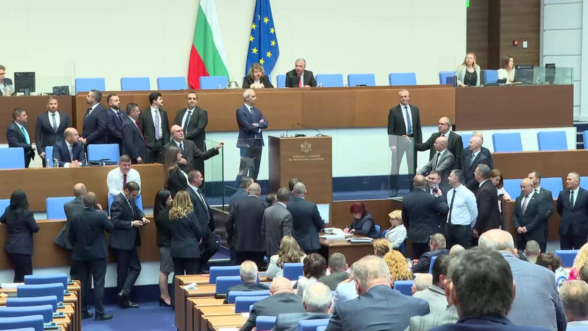 Парламентарната група на Възраждане окупира трибуната в пленарната зала на