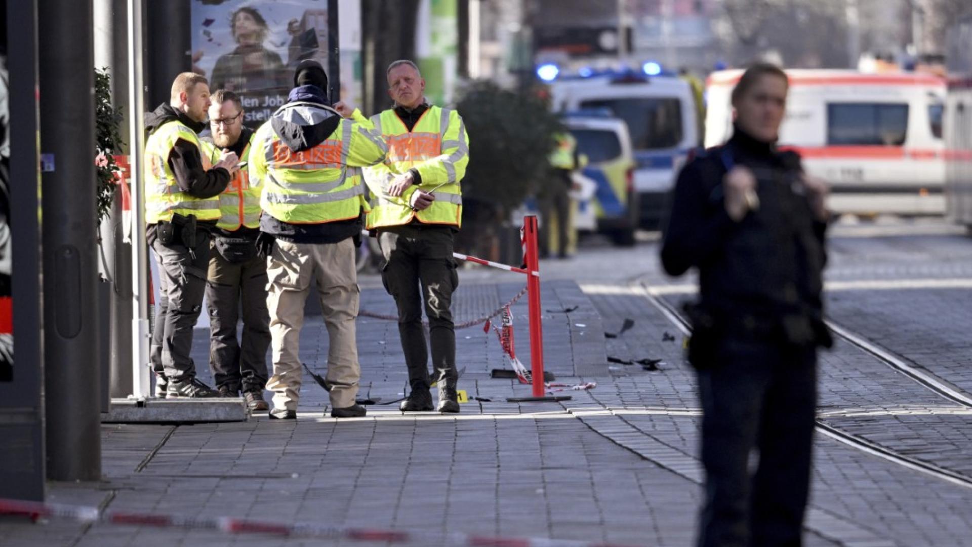 Две деца бяха ранени след като автомобил се вряза в