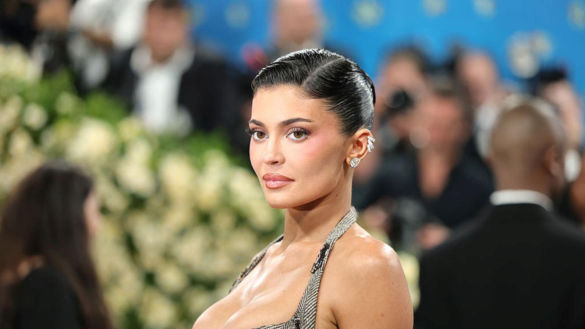 Въпреки широкото си разпространение козметичната хирургия дълго време оставаше табу