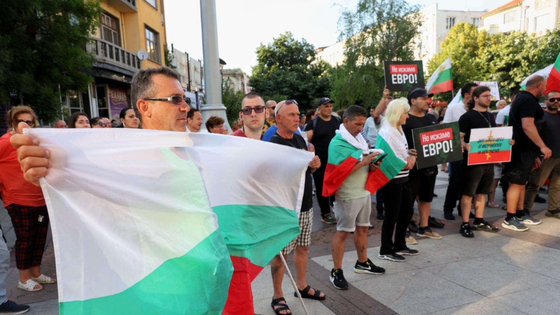 Граждани се събраха в центъра на Бургас на протест срещу