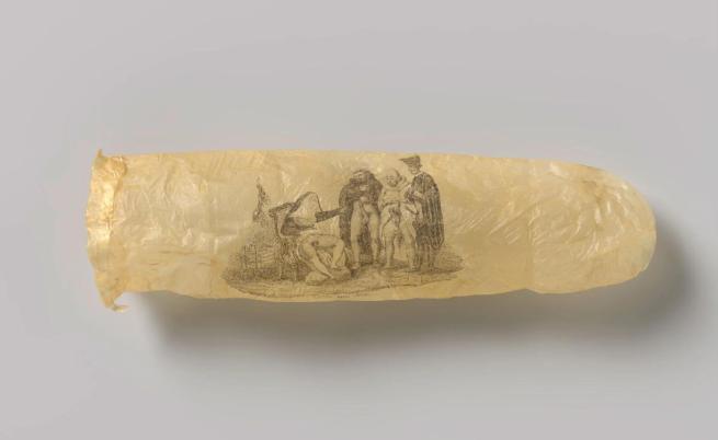 Презерватив с еротична гравюра на монахиня от 19 век е изложен в холандски музей