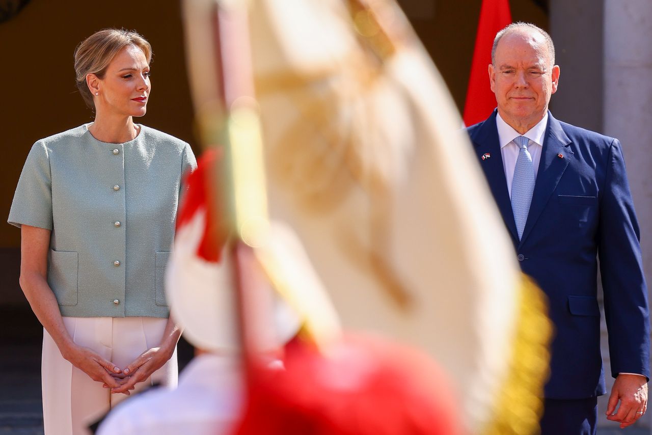 <p>Френският президент Еманюел Макрон и съпругата му Брижит Макрон бяха посрещнати от кралското семейство на Монако - принц Албер II, принцеса Шарлийн и децата им Габриела и Жак</p>