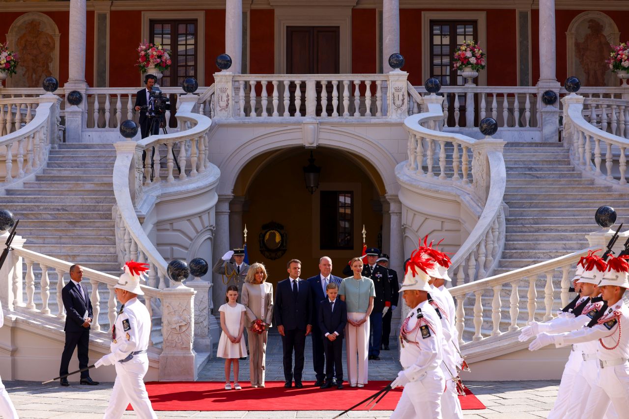 <p>Френският президент Еманюел Макрон и съпругата му Брижит Макрон бяха посрещнати от кралското семейство на Монако - принц Албер II, принцеса Шарлийн и децата им Габриела и Жак</p>